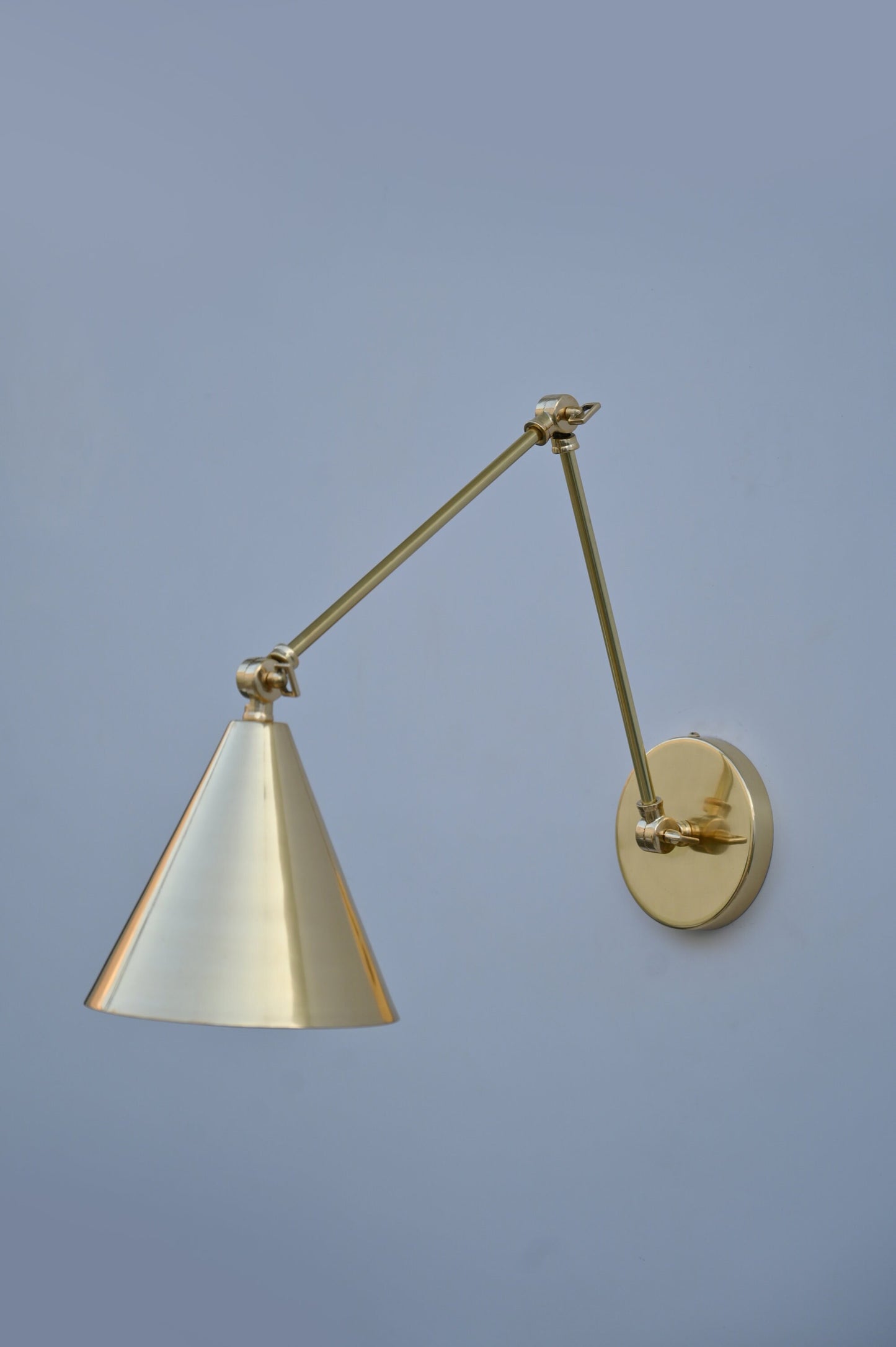 Stilnovo Style Brass Wall Lamp: Mid-Century Modern Articulated Sconce