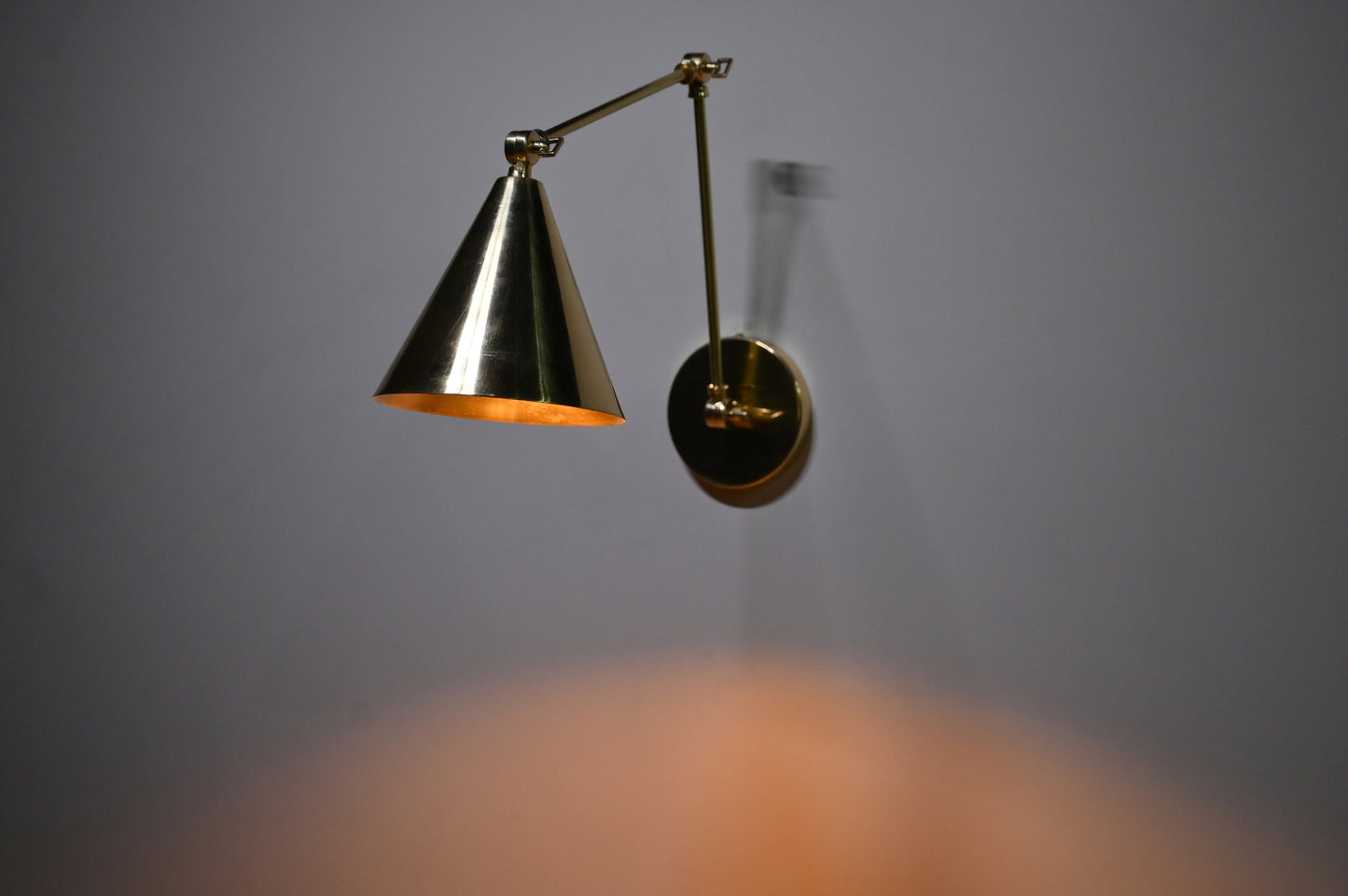 Stilnovo Style Brass Wall Lamp: Mid-Century Modern Articulated Sconce