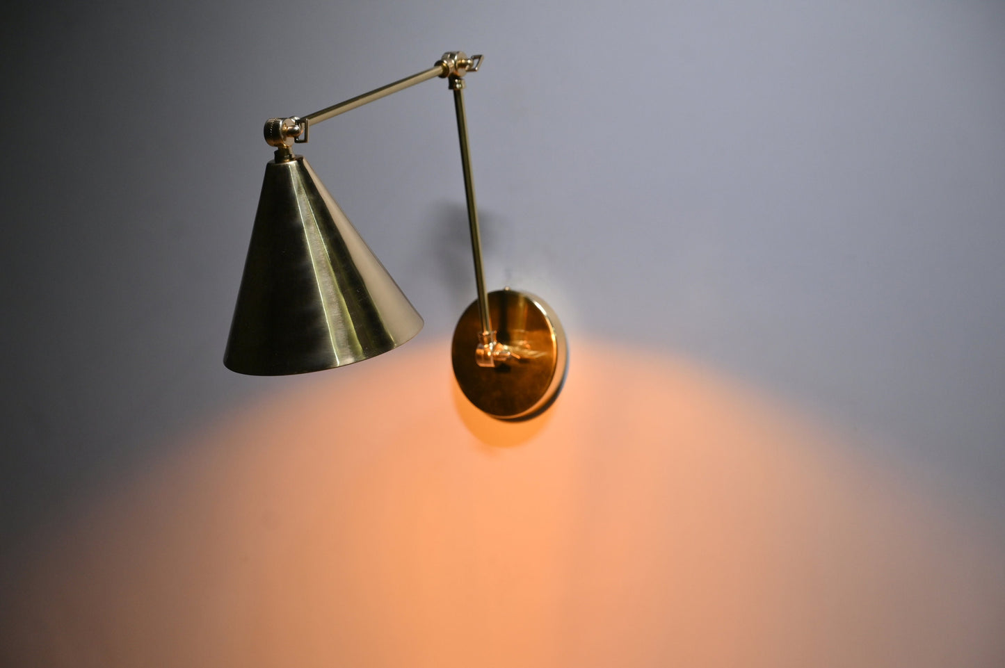 Stilnovo Style Brass Wall Lamp: Mid-Century Modern Articulated Sconce