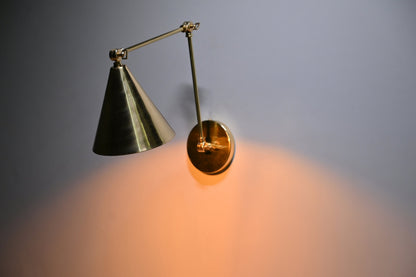 Stilnovo Style Brass Wall Lamp: Mid-Century Modern Articulated Sconce