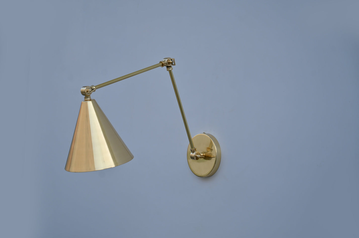 Stilnovo Style Brass Wall Lamp: Mid-Century Modern Articulated Sconce