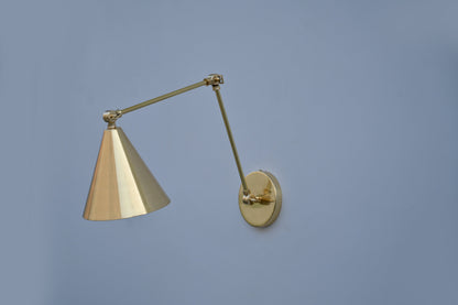 Stilnovo Style Brass Wall Lamp: Mid-Century Modern Articulated Sconce