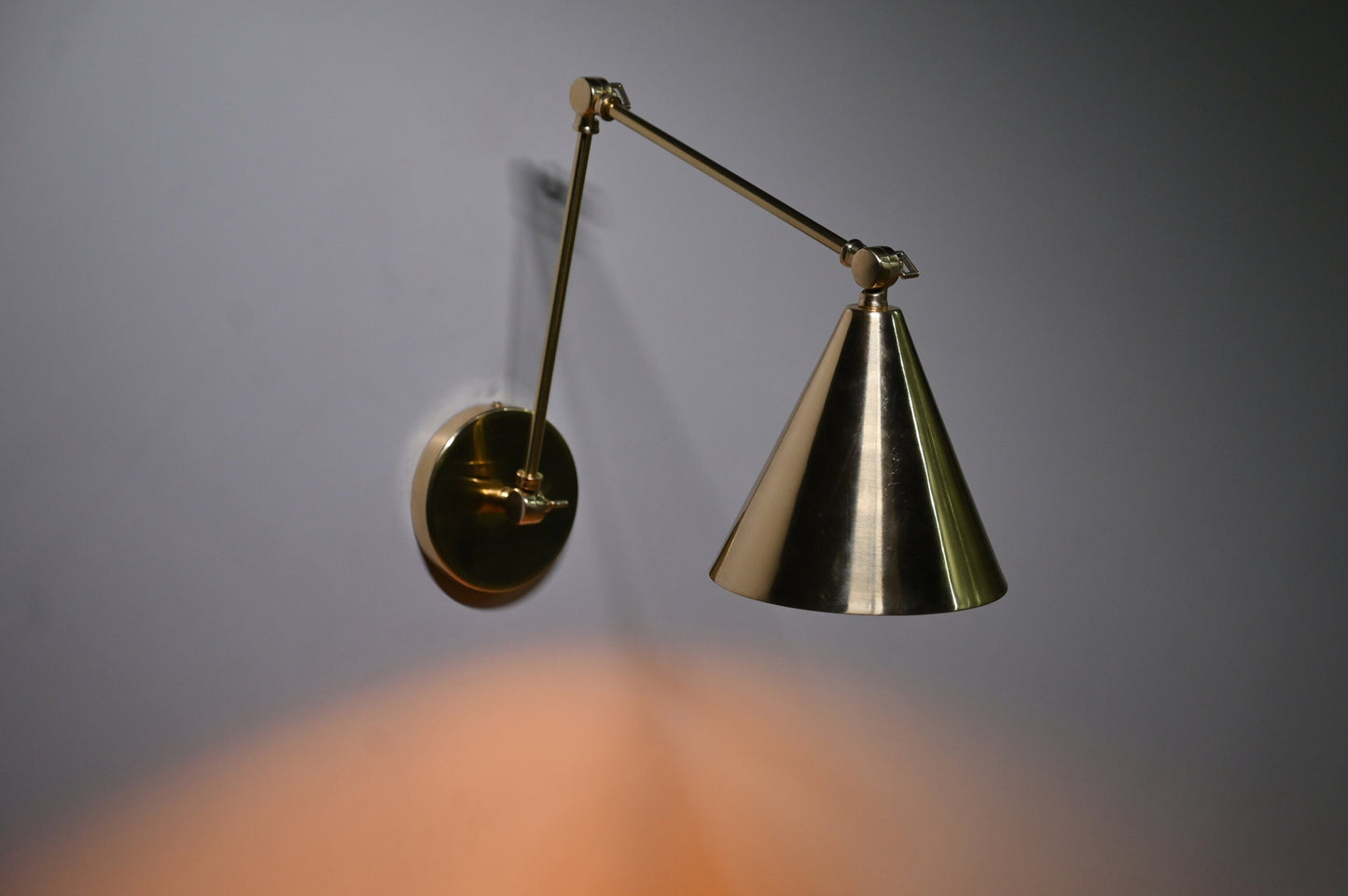 Stilnovo Style Brass Wall Lamp: Mid-Century Modern Articulated Sconce