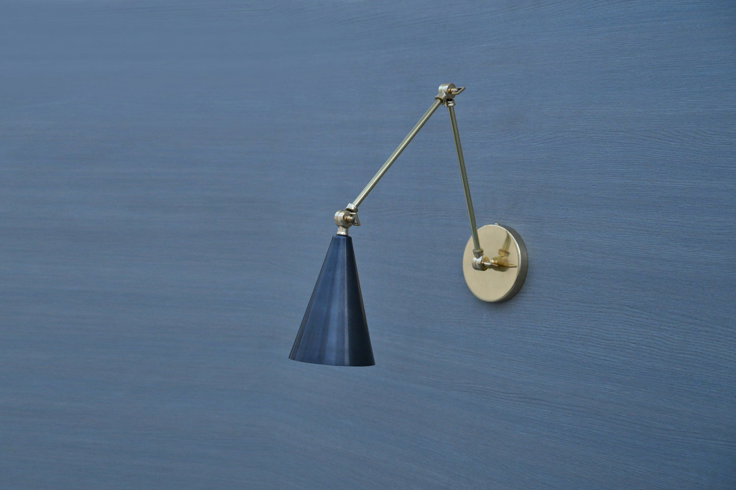 Stilnovo Style Brass Wall Lamp: Mid-Century Modern Articulated Sconce