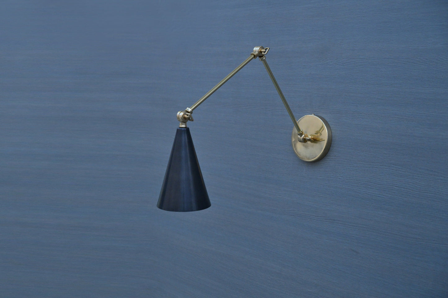 Stilnovo Style Brass Wall Lamp: Mid-Century Modern Articulated Sconce