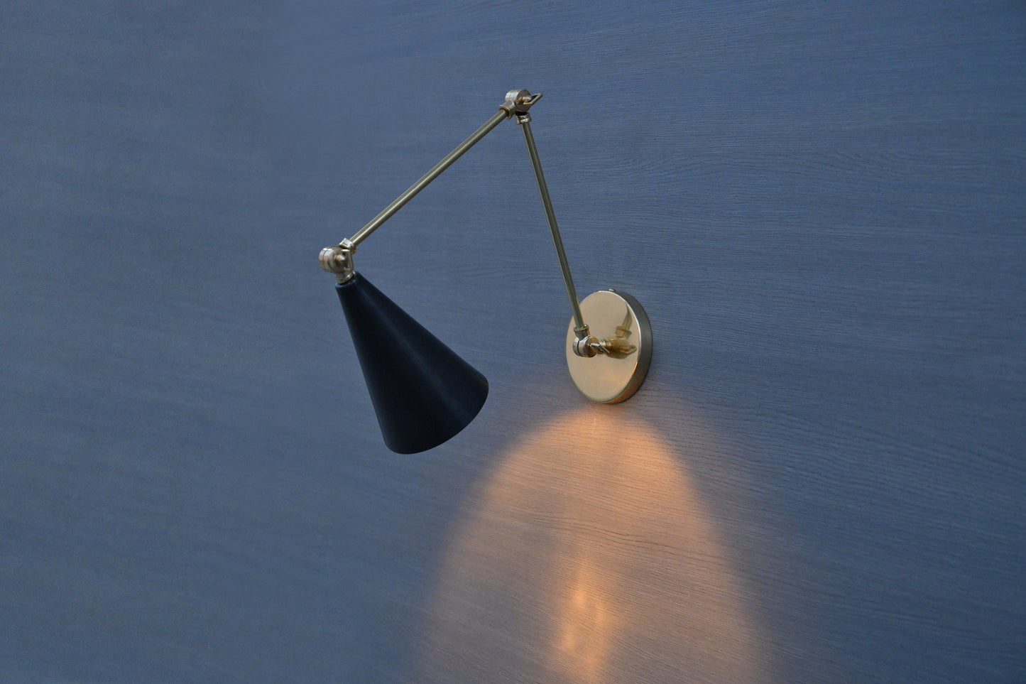 Stilnovo Style Brass Wall Lamp: Mid-Century Modern Articulated Sconce