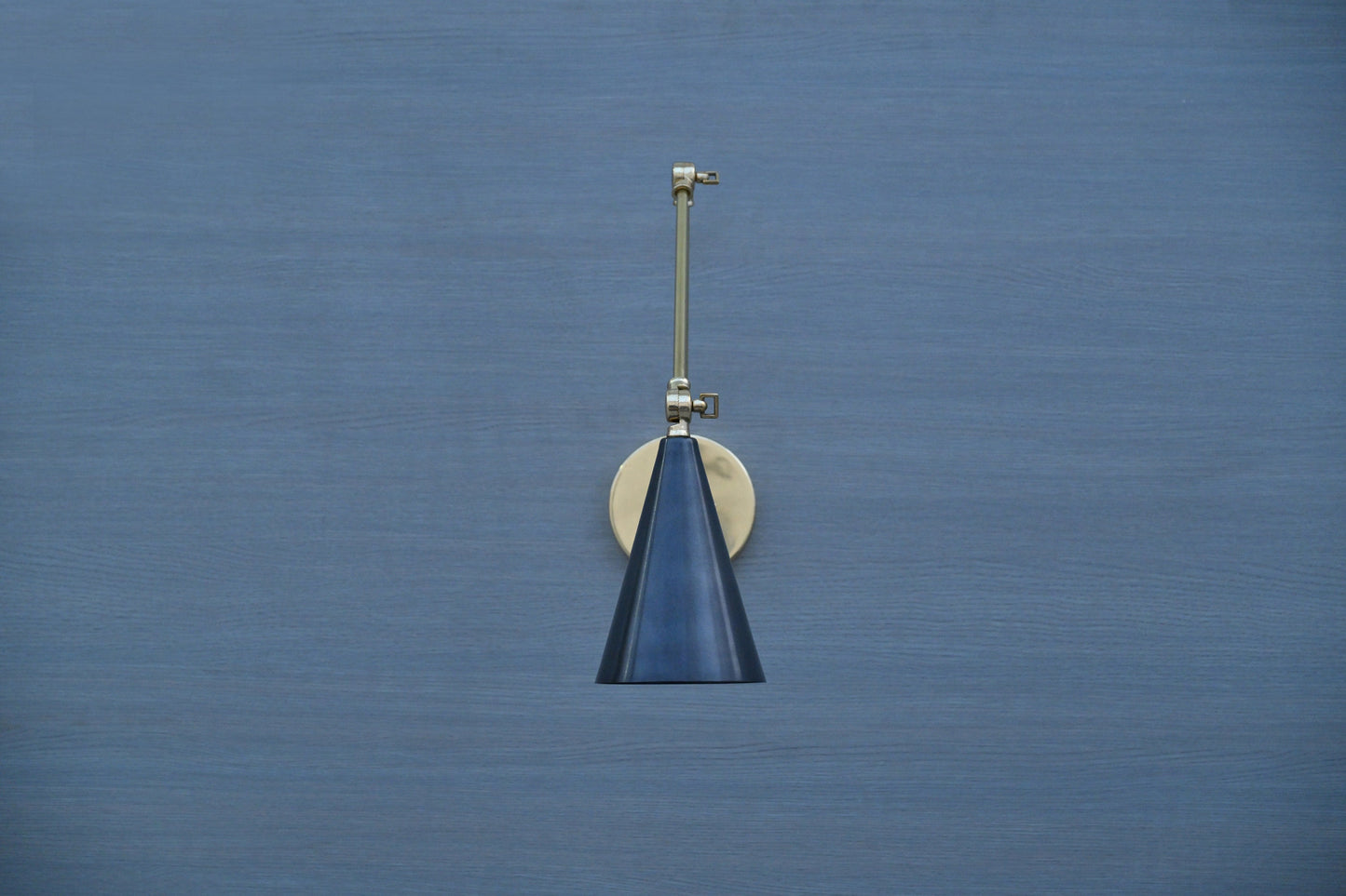Stilnovo Style Brass Wall Lamp: Mid-Century Modern Articulated Sconce