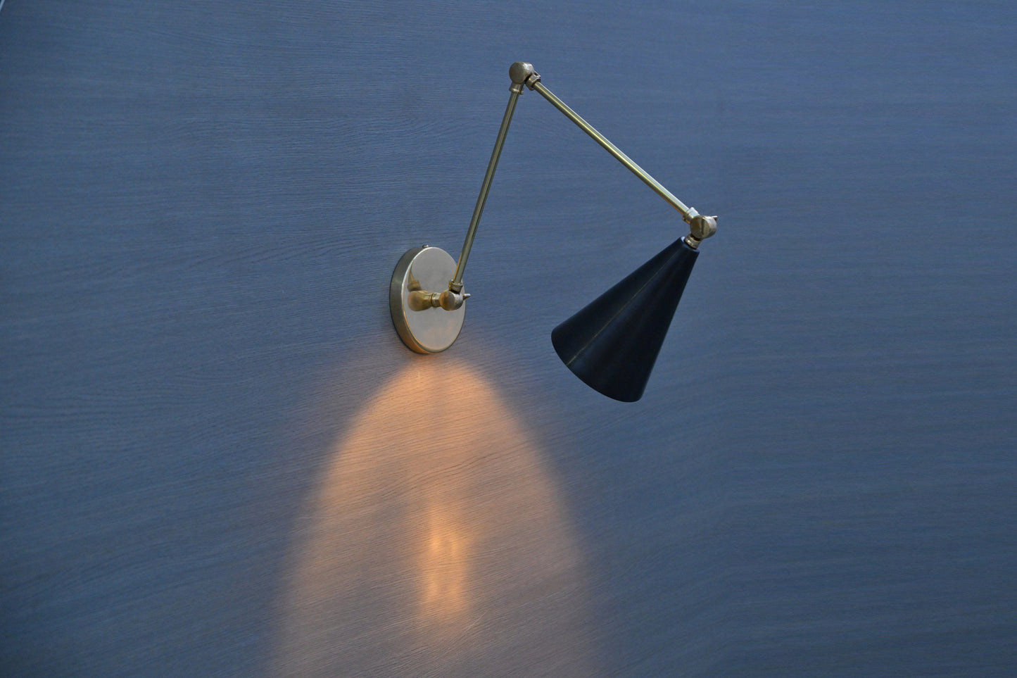 Stilnovo Style Brass Wall Lamp: Mid-Century Modern Articulated Sconce